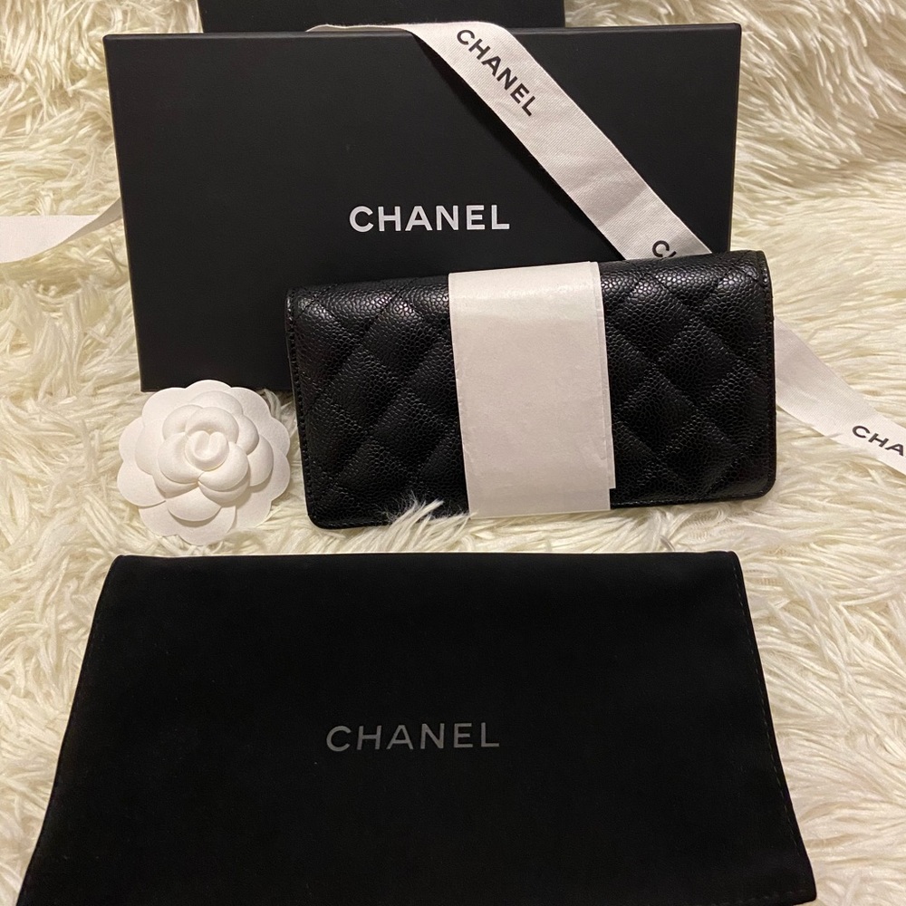 Chanel Wallet (Free Dior lip glow) - Picture 1 of 16